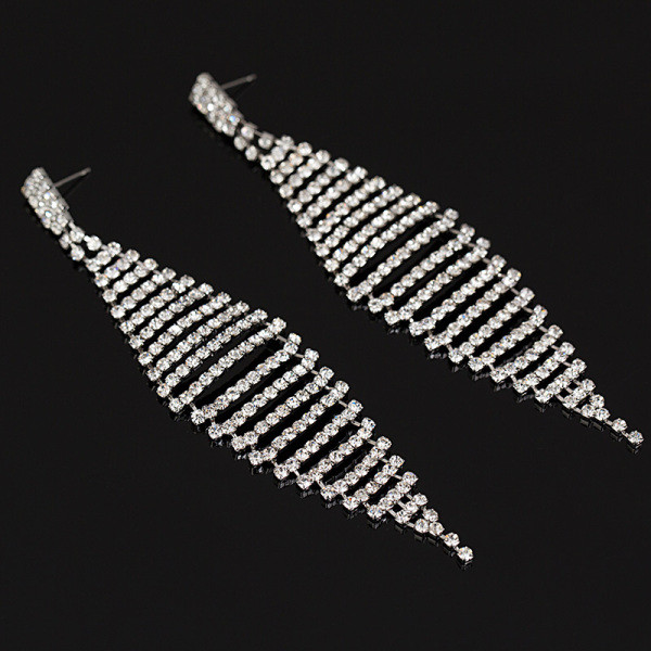 Moderni sieviešu auskari ar sudraba akmeni