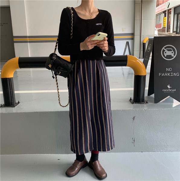 Fusta lunga in dungi cu nasturi