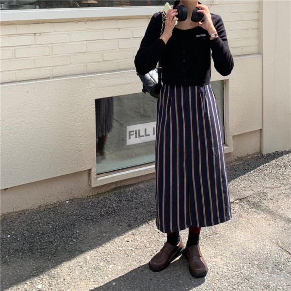 Fusta lunga in dungi cu nasturi