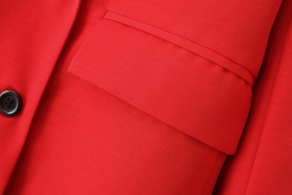 Stilingas moteriškas švarkas su špicine iškirpte ir sagomis