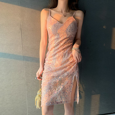 Dabartinė moteriška suknelė su blizgučiais ir plonomis petnešėlėmis