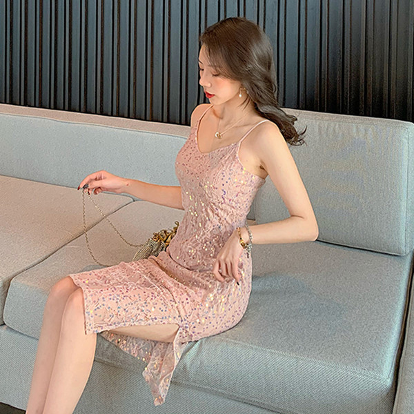 Dabartinė moteriška suknelė su blizgučiais ir plonomis petnešėlėmis