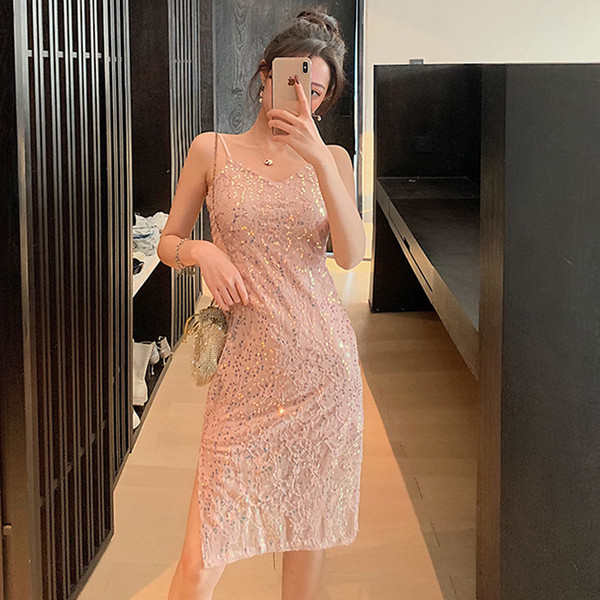 Dabartinė moteriška suknelė su blizgučiais ir plonomis petnešėlėmis