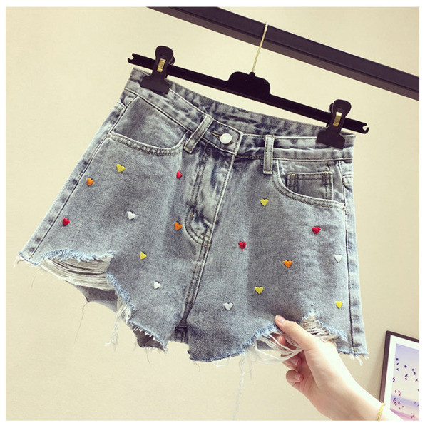 Šiuolaikiniai moteriški šortai su išsiuvinėtomis širdelėmis
