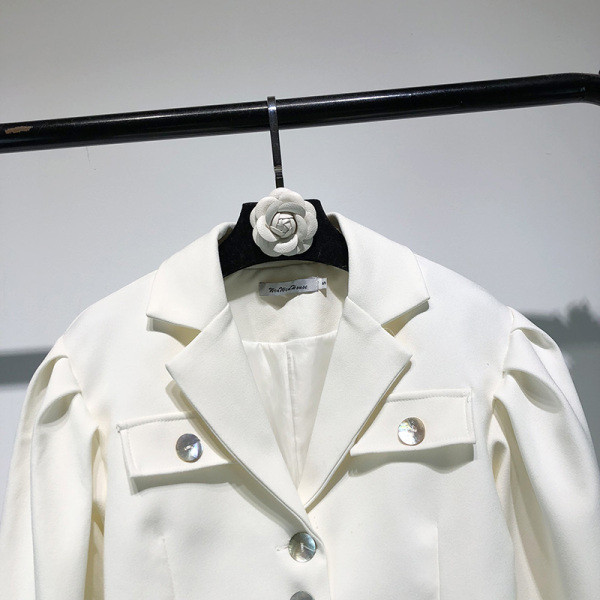 Trumpas moteriškas baltos spalvos retro paltas su atlapais