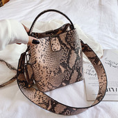 Modernus moteriškas krepšys su gyvatės raštu ir ilga bei trumpa rankena