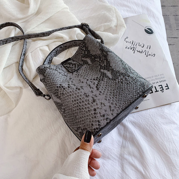 Modernus moteriškas krepšys su gyvatės raštu ir ilga bei trumpa rankena