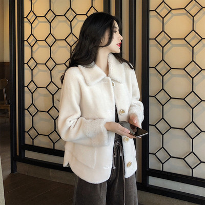 Бяло дамско палто с копчета