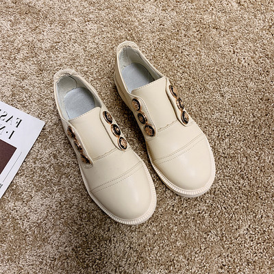 Metallelemendi ja lameda tallaga naiste vabaajajalatsid