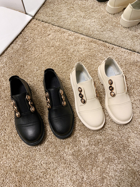 Metallelemendi ja lameda tallaga naiste vabaajajalatsid