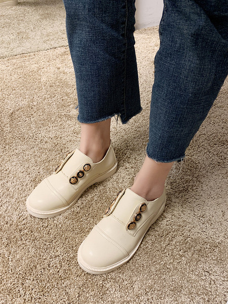 Metallelemendi ja lameda tallaga naiste vabaajajalatsid