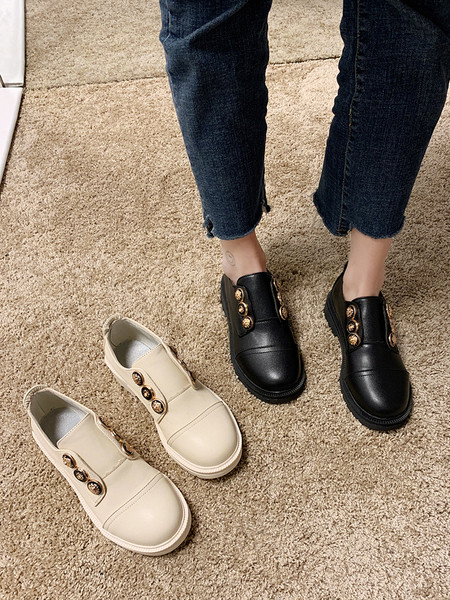 Metallelemendi ja lameda tallaga naiste vabaajajalatsid