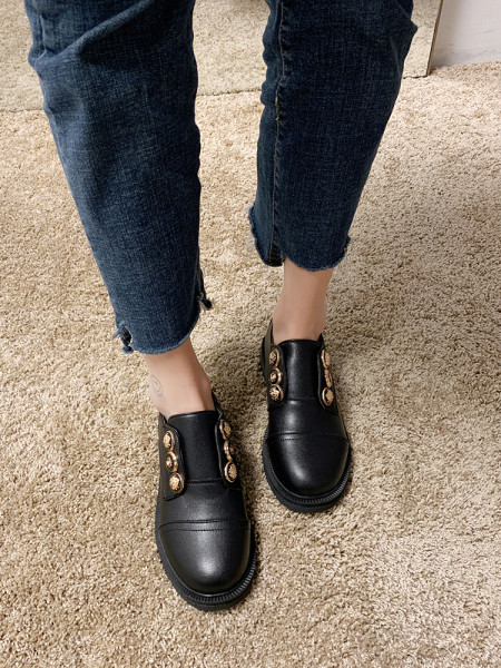 Metallelemendi ja lameda tallaga naiste vabaajajalatsid