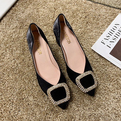 Mūsdienīgi sieviešu apavi ar 6 cm biezu papēdi un metāla elementu