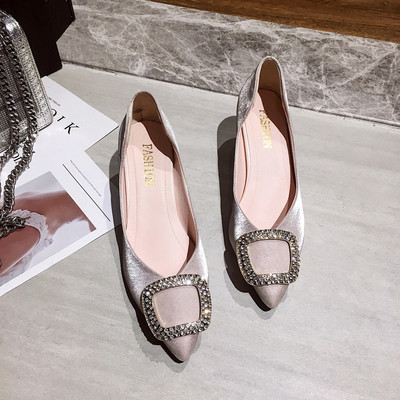 Mūsdienīgi sieviešu apavi ar 6 cm biezu papēdi un metāla elementu