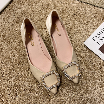 Mūsdienīgi sieviešu apavi ar 6 cm biezu papēdi un metāla elementu