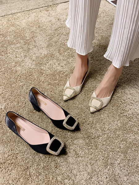 Mūsdienīgi sieviešu apavi ar 6 cm biezu papēdi un metāla elementu