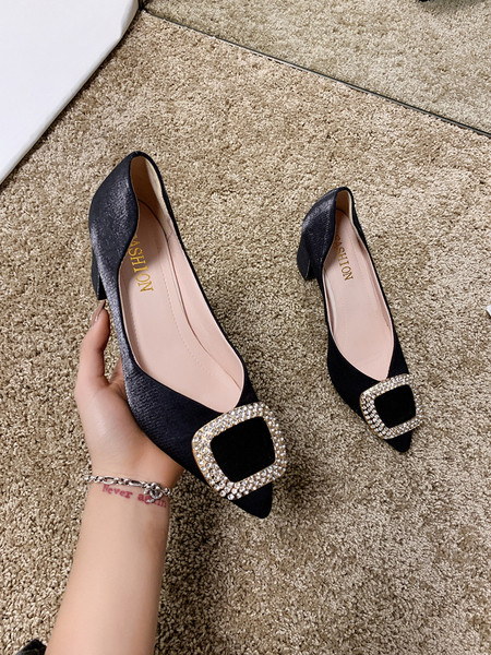 Mūsdienīgi sieviešu apavi ar 6 cm biezu papēdi un metāla elementu