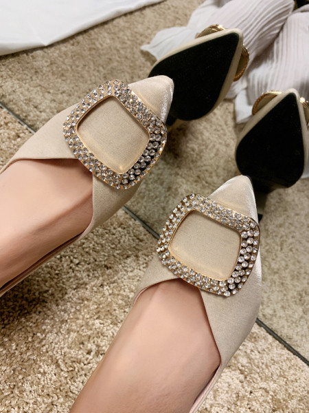 Mūsdienīgi sieviešu apavi ar 6 cm biezu papēdi un metāla elementu