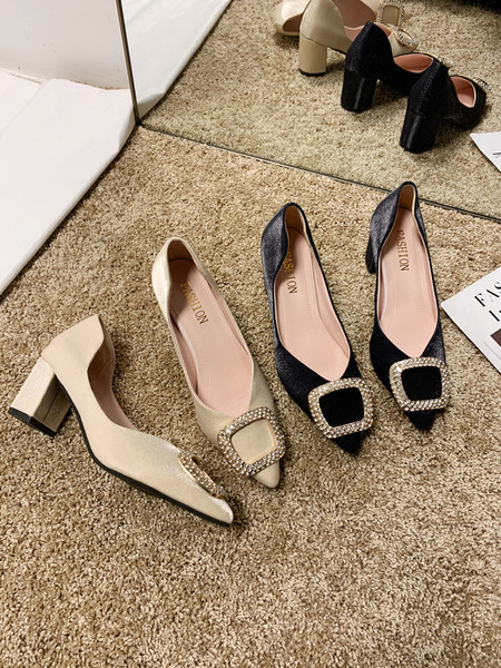 Mūsdienīgi sieviešu apavi ar 6 cm biezu papēdi un metāla elementu