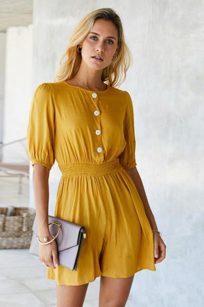 Moteriškas laisvalaikio kombinezonas su sagomis, elastiniu juosmeniu ir trumpomis rankovėmis