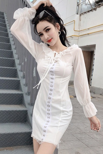 Aktuālā sieviešu kleita ar saitēm un garām piedurknēm