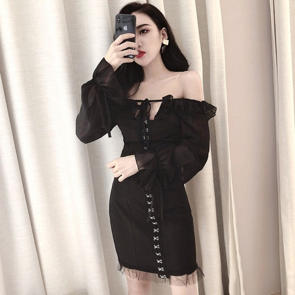 Aktuālā sieviešu kleita ar saitēm un garām piedurknēm