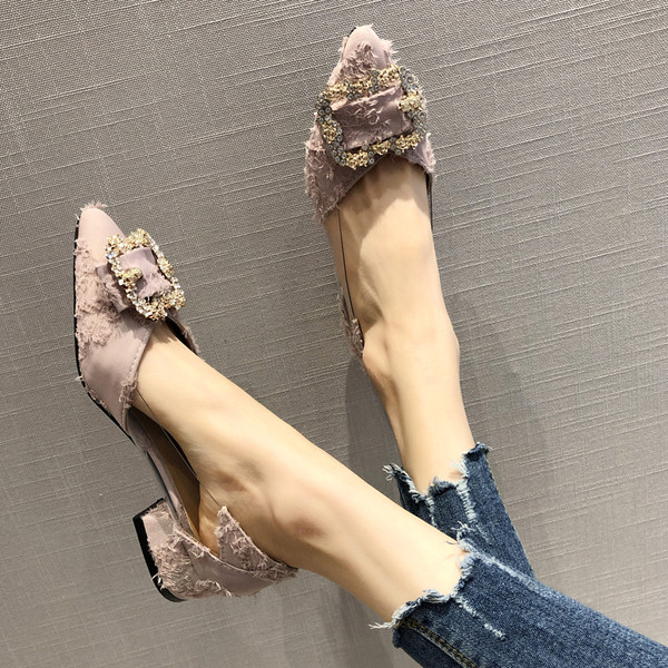 Alkalmi női cipő fém csattal és szilikon elemmel