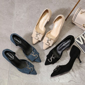 Modern női cipő hegyes modell eco velúrból és csatból