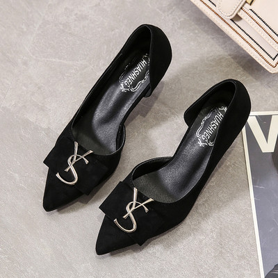 Modern női cipő hegyes modell eco velúrból és csatból