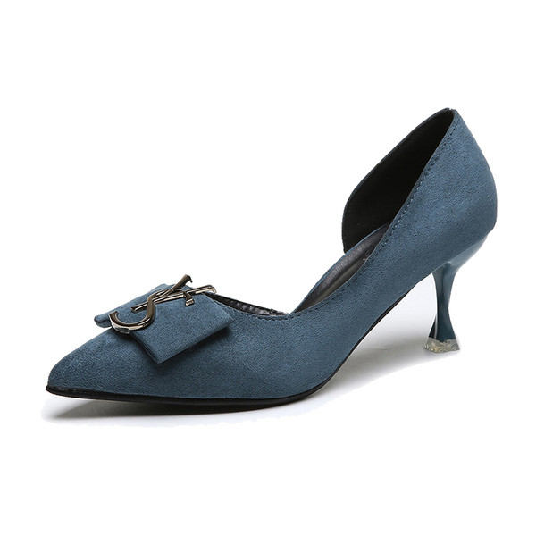 Modern női cipő hegyes modell eco velúrból és csatból