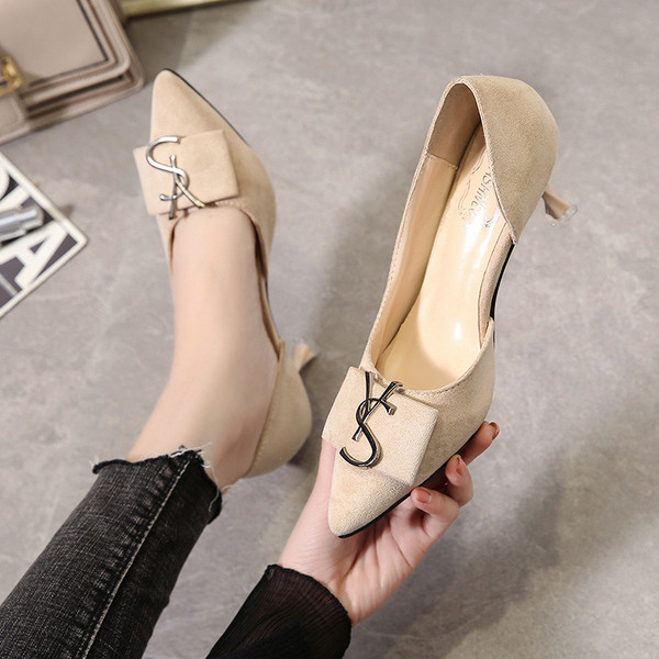 Modern női cipő hegyes modell eco velúrból és csatból