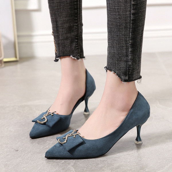 Modern női cipő hegyes modell eco velúrból és csatból