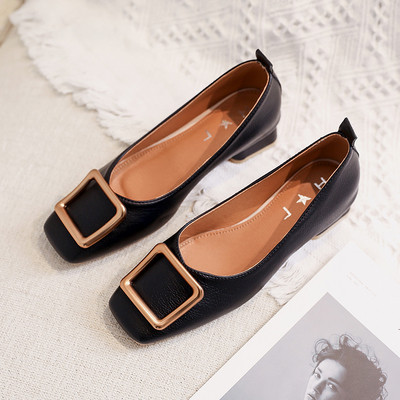 Sieviešu moderni apavi ar plakanu zoli un metāla sprādzi