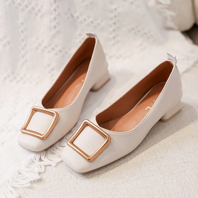 Sieviešu moderni apavi ar plakanu zoli un metāla sprādzi