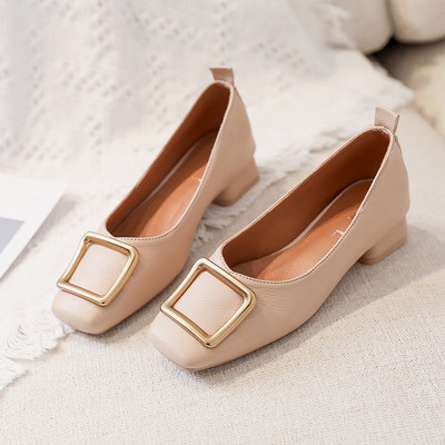 Sieviešu moderni apavi ar plakanu zoli un metāla sprādzi