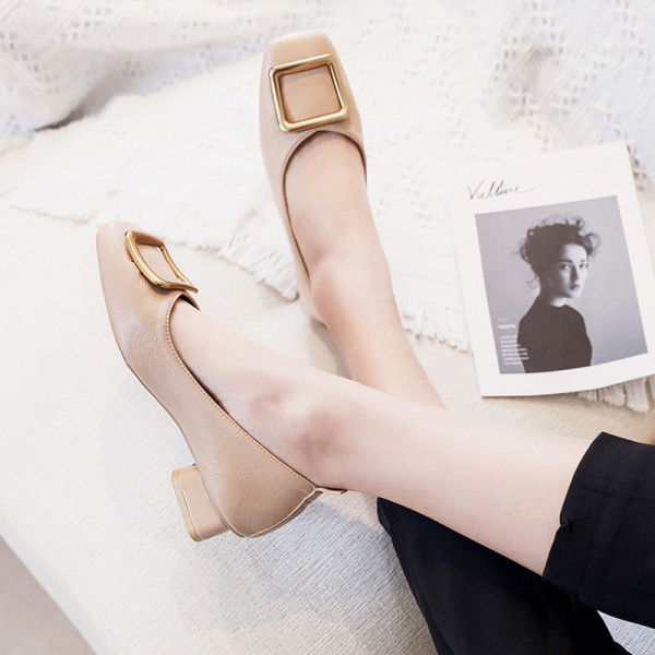 Sieviešu moderni apavi ar plakanu zoli un metāla sprādzi