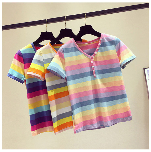 Dryžuoti moteriški marškinėliai su sagomis ir špicine iškirpte