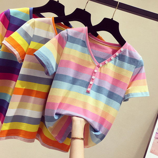 Dryžuoti moteriški marškinėliai su sagomis ir špicine iškirpte