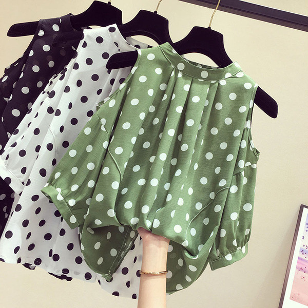 Нов модел дамска блуза на точки с голи рамене и овално деколте