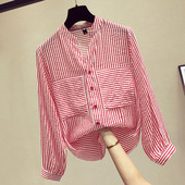 Sieviešu svītraina blūze ar špica kakla izgriezumu un kabatām