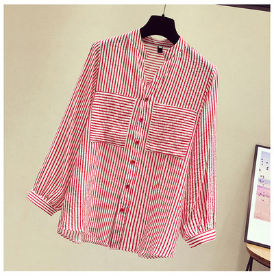 Sieviešu svītraina blūze ar špica kakla izgriezumu un kabatām