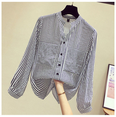 Sieviešu svītraina blūze ar špica kakla izgriezumu un kabatām