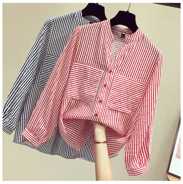 Sieviešu svītraina blūze ar špica kakla izgriezumu un kabatām