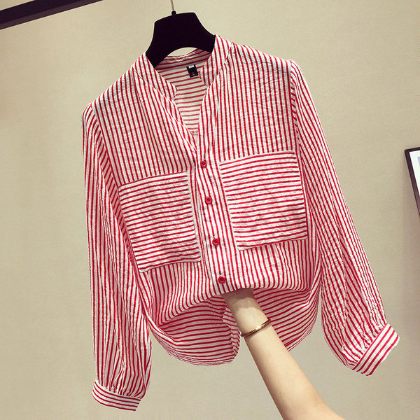 Sieviešu svītraina blūze ar špica kakla izgriezumu un kabatām