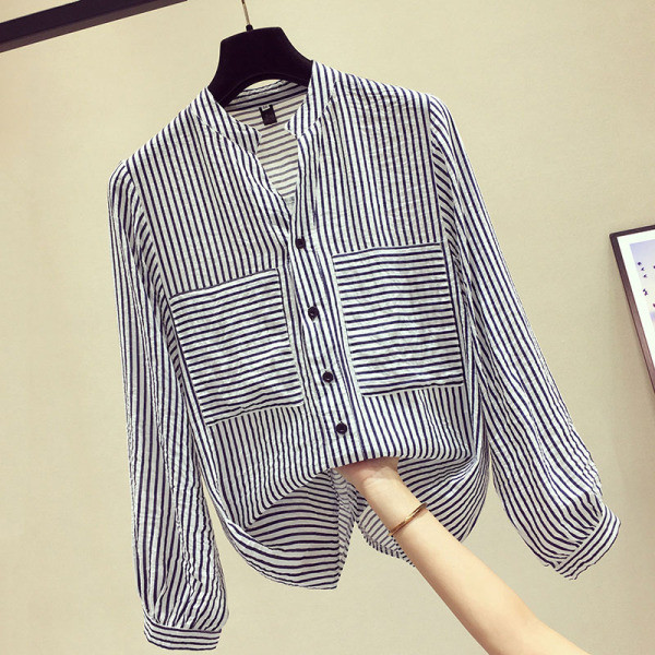 Sieviešu svītraina blūze ar špica kakla izgriezumu un kabatām