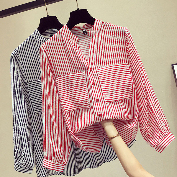 Sieviešu svītraina blūze ar špica kakla izgriezumu un kabatām