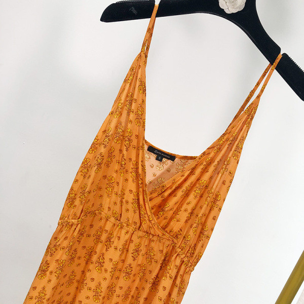 Jauna modeļa vasaras kleitas piegriezuma modelis piemērots pludmalei