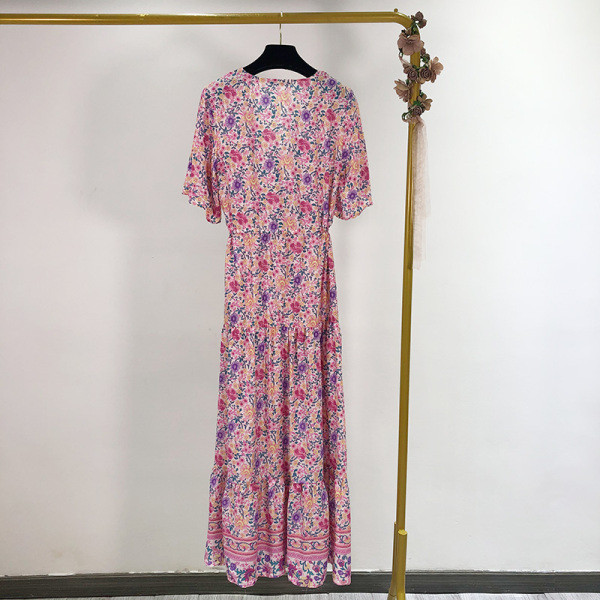 Lillemustriga naiste suvekleidi väljalõikega mudel