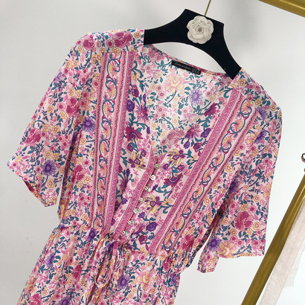 Lillemustriga naiste suvekleidi väljalõikega mudel